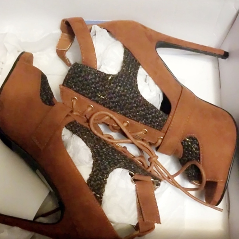 Heels - Picture 2 of 3